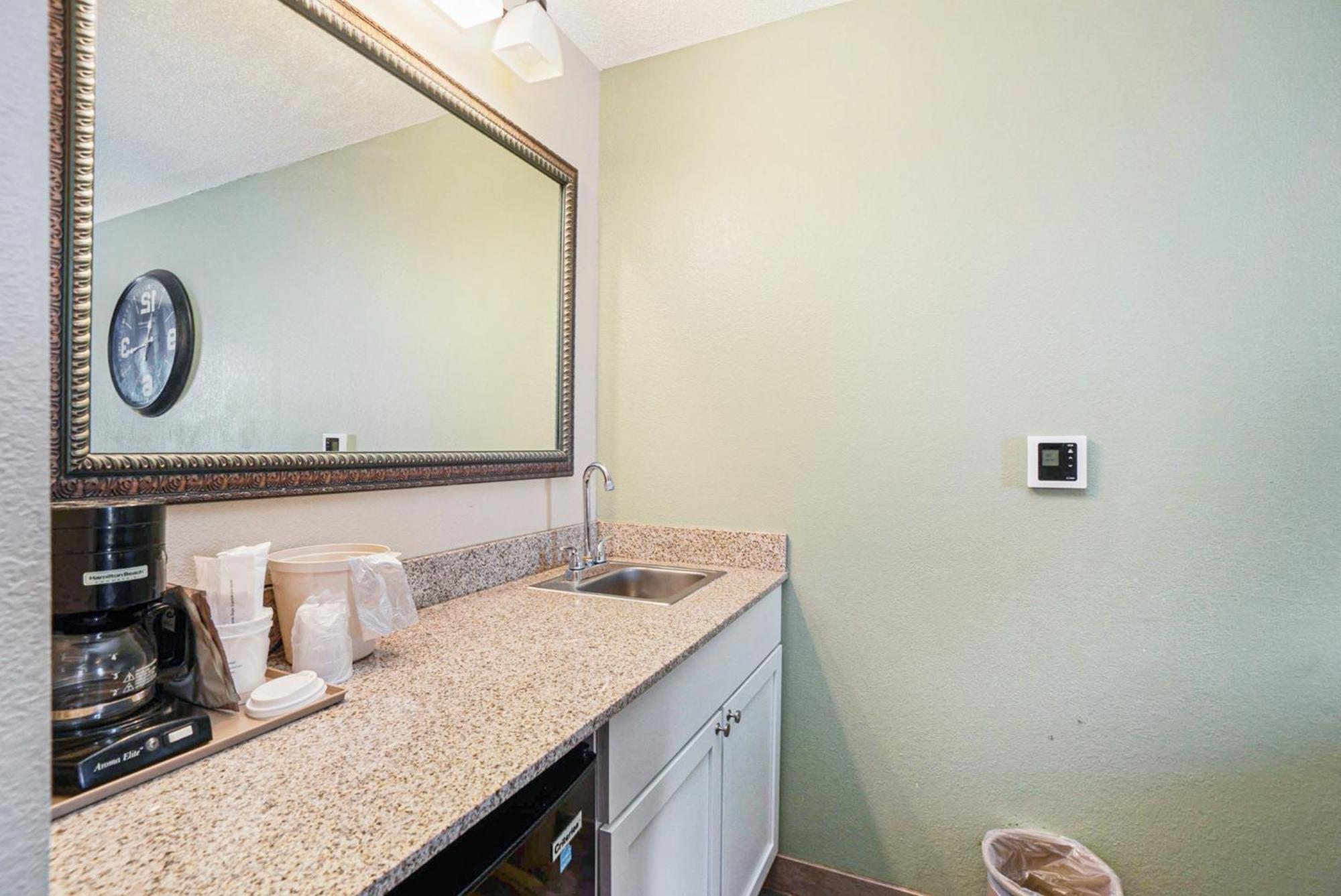 Super 8 By Wyndham Mt. Pleasant Ξενοδοχείο Mount Pleasant Εξωτερικό φωτογραφία